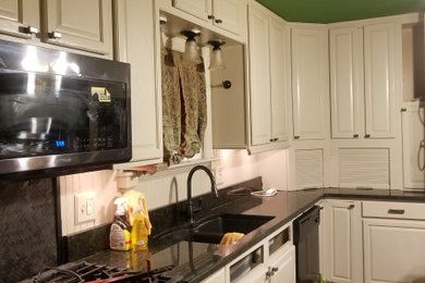 Foto de cocina moderna de tamaño medio con despensa y puertas de armario blancas