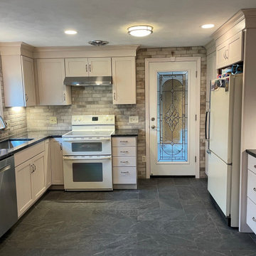 Kraftmaid Lyndale Maple Translucent Limestone