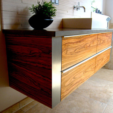 Moderner Badschrank in Olivenholz und Stahllaminat