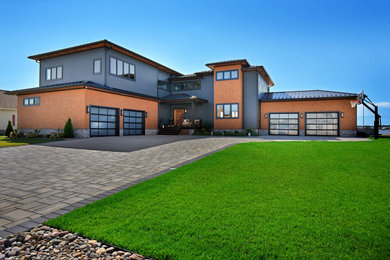 Imagen de fachada de casa gris y negra moderna grande de dos plantas con revestimiento de madera, tejado a cuatro aguas, tejado de metal y teja