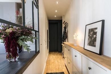 Idées déco pour une cuisine ouverte contemporaine en U de taille moyenne avec sol en béton ciré, îlot, un sol gris et un plan de travail gris.