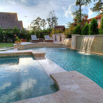 Lovely pool with Putting Green