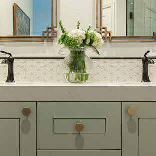 Foto de cuarto de baño principal, contemporáneo, de tamaño medio, con armarios con paneles con relieve, puertas de armario turquesas, ducha empotrada, sanitario de dos piezas, baldosas y/o azulejos azules, baldosas y/o azulejos de vidrio, paredes blancas, suelo vinílico, lavabo bajoencimera, encimera de cuarzo compacto, suelo marrón, ducha con puerta con bisagras y encimeras blancas