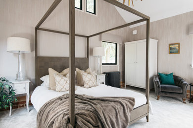 エセックスにある中くらいなコンテンポラリースタイルのおしゃれな客用寝室 (壁紙) のレイアウト