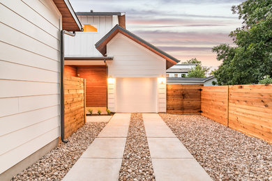 Country home design photo in Austin