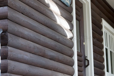 Ejemplo de fachada marrón marinera pequeña de dos plantas con revestimiento de madera