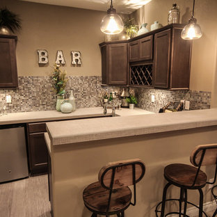 デンバーの中サイズのトランジショナルスタイルのおしゃれなウェットバー (アンダーカウンターシンク、落し込みパネル扉のキャビネット、中間色木目調キャビネット、タイルカウンター、マルチカラーのキッチンパネル、ガラスタイルのキッチンパネル、セラミックタイルの床) の写真