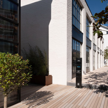 Backstein-Loft mit Premium WPC Terrassendielen in zarten Sandtönen