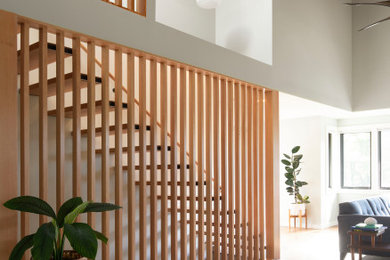 Diseño de escalera suspendida tradicional renovada de tamaño medio con escalones de madera