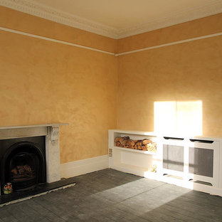 Diseño de salón mediterráneo con parades naranjas