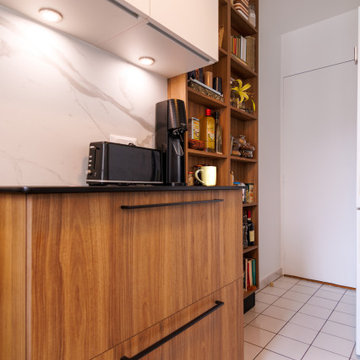 Éclat Contemporain : Cuisine Bois et Blanc avec Garde-Manger Ouvert