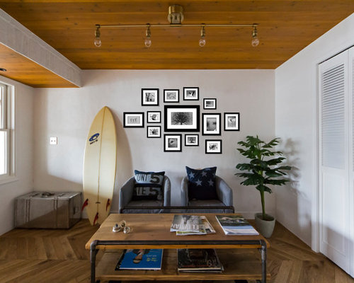 東京23区のビーチスタイルのリビング・居間の写真 (白い壁、無垢フローリング、茶色い床)