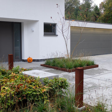 Moderner Pool-Wohngarten