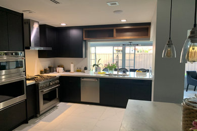 Kitchen - kitchen idea in Miami