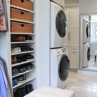 Immagine di una grande cabina armadio unisex tradizionale con ante con bugna sagomata, ante bianche, pavimento in marmo e pavimento bianco