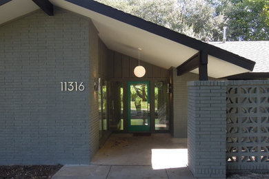 Example of a trendy entryway design in Dallas