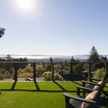 Outdoor living space lawn and panoramic Bay views - Fold House