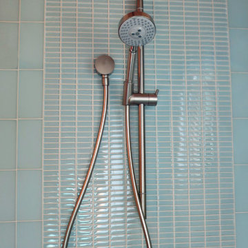 Compact Contemporary Master Bathroom