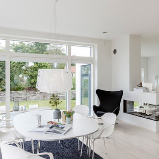 オーフスの中サイズの北欧風 LDKの画像 (ラミネートの床)