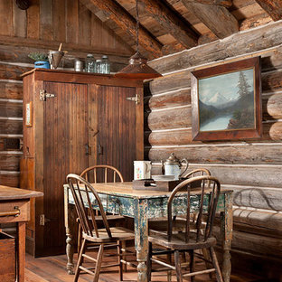 ジャクソンの小さいラスティックスタイルのLDKの画像 (茶色い壁、無垢フローリング、暖炉なし)