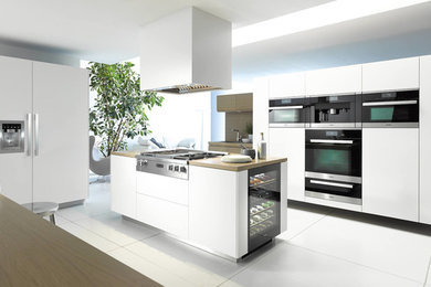 Inspiration for a large modern kitchen in Los Angeles with with island.