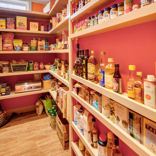 Einzeilige, Große Klassische Küche mit Vorratsschrank, Landhausspüle, Schrankfronten mit vertiefter Füllung, hellbraunen Holzschränken, Granit-Arbeitsplatte, Küchenrückwand in Braun, Rückwand aus Stäbchenfliesen, Küchengeräten aus Edelstahl, dunklem Holzboden und Kücheninsel in Washington, D.C.