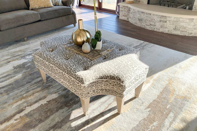 Example of a classic living room design in Los Angeles