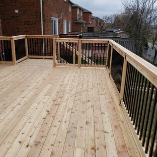 トロントのおしゃれなデッキの写真