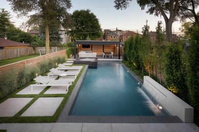 Design ideas for a small contemporary full sun backyard landscaping in Toronto.