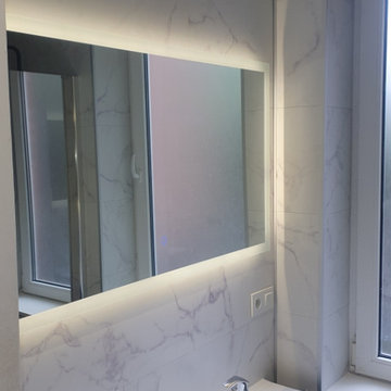Salle de bain moderne avec touche de marbre