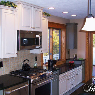 Idéer för ett klassiskt linjärt kök och matrum, med vita skåp, bänkskiva i kvarts, beige stänkskydd, rostfria vitvaror och luckor med upphöjd panel