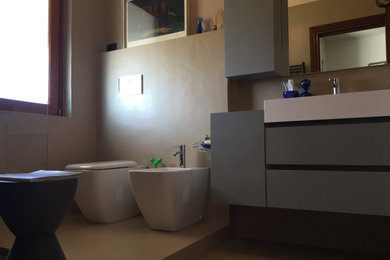 Ispirazione per un'in mansarda stanza da bagno con doccia design con ante lisce, ante grigie, doccia aperta, WC a due pezzi, piastrelle beige, pareti beige, pavimento in cemento, lavabo a bacinella, top in quarzo composito, pavimento beige, doccia con tenda, top grigio, un lavabo e soffitto ribassato