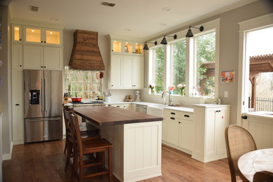 Kitchen - cottage kitchen idea in Dallas