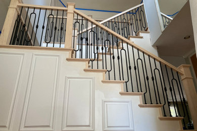 Diseño de escalera en U de estilo americano de tamaño medio con escalones de madera y barandilla de madera