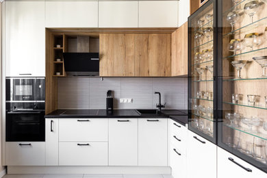 Свежая идея для дизайна: отдельная, угловая, светлая кухня среднего размера в современном стиле с плоскими фасадами и белыми фасадами - отличное фото интерьера