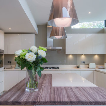 Modern Handless Kitchen in Magnolia White