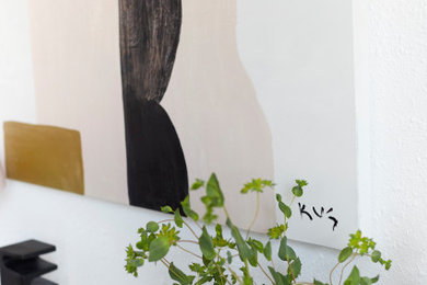 Example of an eclectic entryway design in Los Angeles