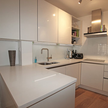 White gloss kitchens by LWK Kitchens