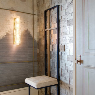 Modelo de distribuidor bohemio, de tamaño medio, con paredes metalizadas, suelo de baldosas de porcelana, puerta simple, puerta gris y suelo beige
