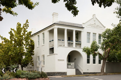 Großes, Zweistöckiges Klassisches Einfamilienhaus mit Backsteinfassade, weißer Fassadenfarbe, Satteldach, Ziegeldach und grauem Dach in Melbourne