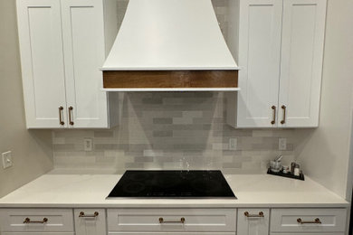 Transitional kitchen photo in Jacksonville