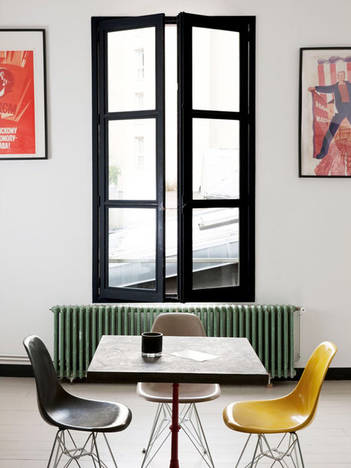 Réalisation d'une salle à manger ouverte sur le salon bohème de taille moyenne avec un mur blanc, un sol en bois clair et aucune cheminée.