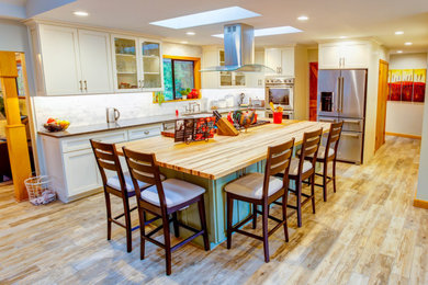 Kitchen - farmhouse kitchen idea in Seattle