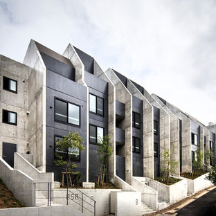 モダンスタイルのおしゃれな家の外観 (コンクリートサイディング、グレーの外壁、アパート・マンション) の写真