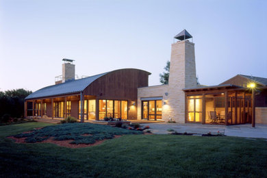 Großes, Zweistöckiges Modernes Einfamilienhaus mit Mix-Fassade, brauner Fassadenfarbe, Pultdach, Blechdach, grauem Dach und Verschalung in Minneapolis