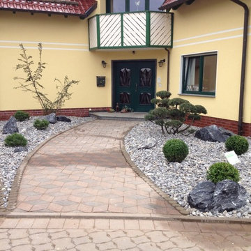 Moderner Vorgarten mit Kiesbeet und Bonsai