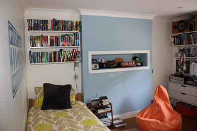 Diseño de dormitorio infantil contemporáneo de tamaño medio con paredes multicolor, suelo de madera en tonos medios y casetón