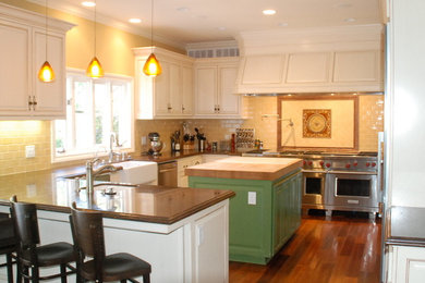 Example of a kitchen design in San Francisco