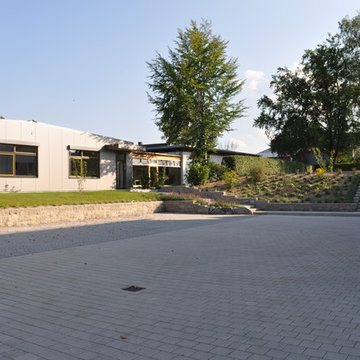 Außenanlage mit Natursteinmauern
