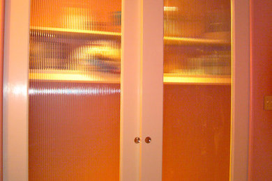 デトロイトにあるお手頃価格の広いミッドセンチュリースタイルのおしゃれな壁面クローゼット (淡色無垢フローリング) の写真